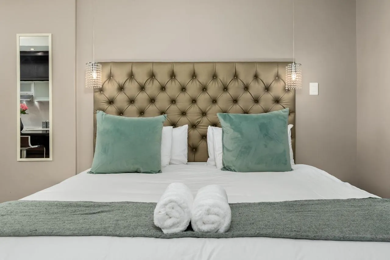 Modern Studio With Pool, Parking And King Bed In Historic Cape Town City Centre Appartement