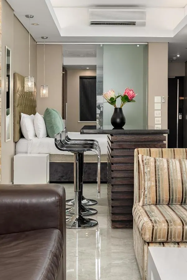 Modern Studio With Pool, Parking And King Bed In Historic Cape Town City Centre