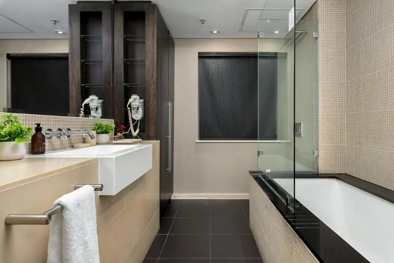 Modern Studio With Pool, Parking And King Bed In Historic Cape Town City Centre